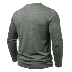 T-shirt Henley homme à manches longues décontracté en gris foncé, tissu en tricot.