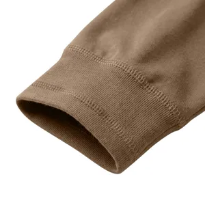 Nahaufnahme der Rippbündchen-Details eines Baumwoll-Langarm-T-Shirts mit feinen Nähten.