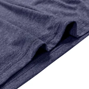 Nahaufnahme des Stoffes vom Herren Langarmshirt mit feiner Stricktextur und sauberer Saumnaht.