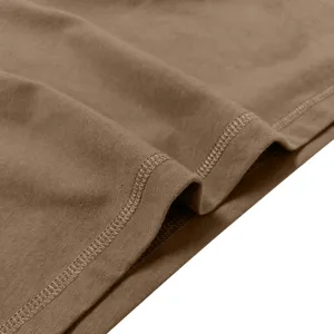 Nahaufnahme der hochwertigen Baumwollgewebestruktur und sauberen Nähte für ein Langarmshirt.