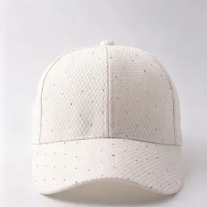 Detaillierte Nahaufnahme einer weißen Mesh-Baseballkappe mit funkelnden Strasssteinen.