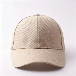 Detailaufnahme der beigen Strass-Baseballkappe, strukturiertes Gewebe, glitzernde Kristalle.