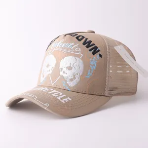 Vue détaillée de la casquette trucker en mesh brodé tête de mort, respirante et élégante.