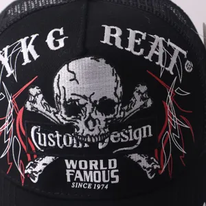 Gros plan détaillé de la casquette noire avec broderie tête de mort et filet.
