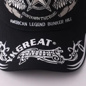 Gros plan détaillé d'une casquette de baseball noire avec broderie personnalisée et texte rétro.