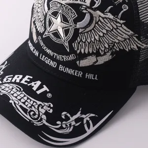 Casquette de baseball en mesh noir avec broderie de crâne et ailes, style motard.