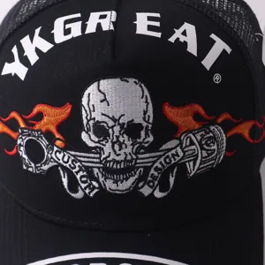 Casquette de baseball trucker noire en mesh avec broderie tête de mort et piston.