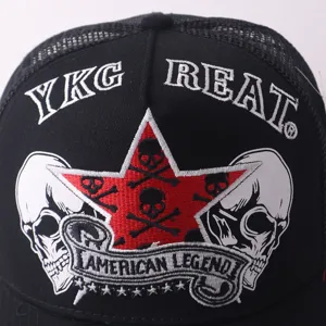 Casquette trucker tête de mort brodée détaillée, chapeau de baseball noir en mesh style rock.