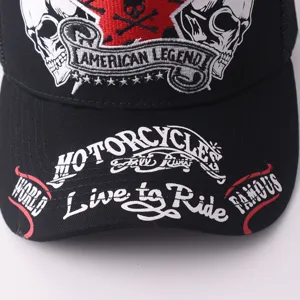 Casquette de baseball en filet noir avec broderie tête de mort et style vintage.