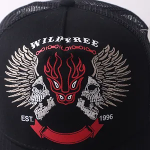 Casquette de baseball noire en maille avec broderie tête de mort et design trucker stylé.