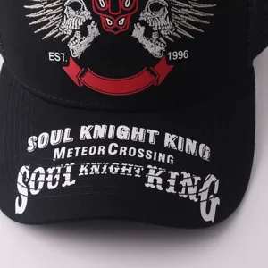 Vue détaillée de la casquette de baseball noire avec broderie tête de mort et texte.