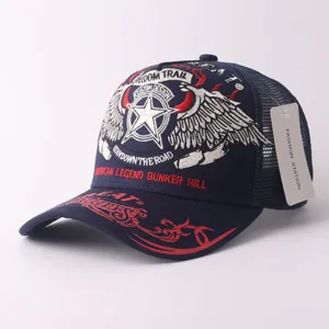 Casquette de baseball en mesh respirant avec broderie stylée sur le devant et fermeture réglable.