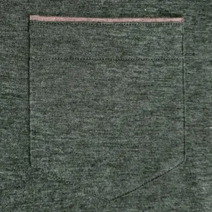 Détail de poche t-shirt homme manches longues, tissu chiné vert avec bordure contrastée.