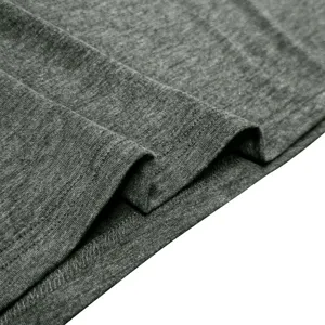 Détail du tissu du t-shirt henley à manches longues gris foncé, maille de qualité et coutures.