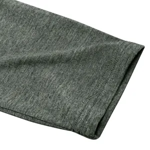 Détail de poignet de t-shirt à manches longues pour homme, texture de tissu en coton.