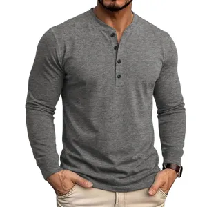 Graues langärmliges Herren Henley Shirt aus Baumwolle mit Knopfleiste für den Herbstalltag.