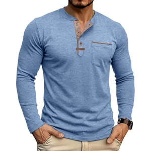 Vue detaillee chemise henley homme manches longues bleue, avec patte de bouton marron.