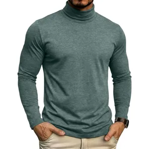 Detailaufnahme des einfarbigen grünen Herren-Rollkragen-Langarmshirts, weicher Stoff.