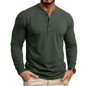 Detailansicht des dunkelgrünen Langarm-Henleyshirts mit Knopfleiste und Rippbündchen.