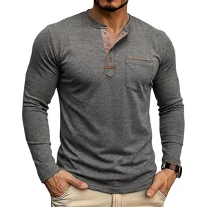 Vue détaillée d'un t-shirt henley à manches longues pour homme avec patte contrastée et poche.