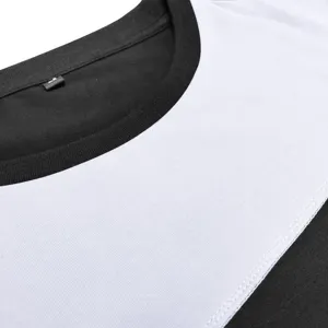 Primo piano di dettaglio del tessuto di t shirt a maniche lunghe girocollo bicolore.