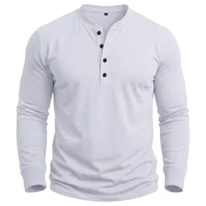 Weißes Herren Langarm Henley Shirt aus Baumwolle im Detail mit Knopfleiste und Bündchen.