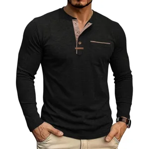 Vue détaillée du t-shirt à manches longues Henley pour hommes avec boutons contrastés.