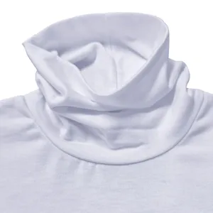 Nahaufnahme Detailansicht des weissen Rollkragen Langarm Unterziehshirts fuer Maenner