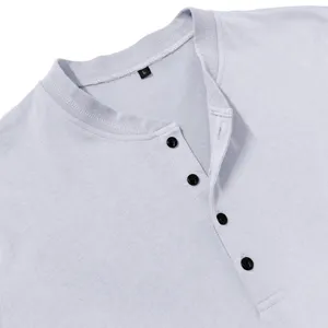 Detailansicht des Herren Baumwoll Langarm Henley Shirts, Kragen und Knopfleiste nahaufnahme.