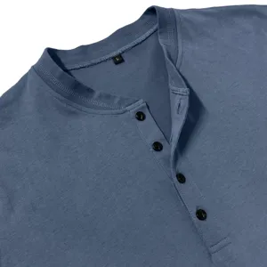 Herren Langarm Henley Shirt Kragen Detailansicht, klassisches Design mit Knopfleiste.