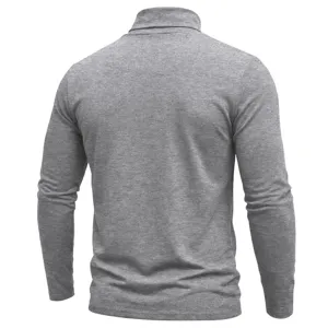 Detaillierte Rückansicht eines grauen Rollkragen Langarm Herren Pullovers für den Winter.