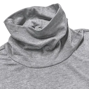 Nahaufnahme eines grauen Rollkragenpullovers für Herren mit feiner Strickstruktur.