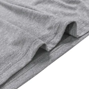 Nahaufnahme der grauen Herren Langarmshirt Manschette mit feiner Nahtstruktur Detail.