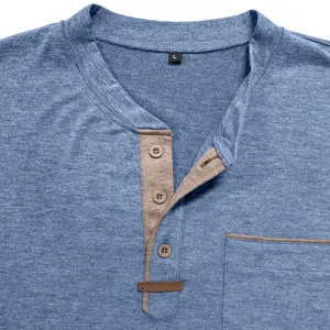 Détail d'un t-shirt Henley homme à manches longues colorblock avec patte à trois boutons.