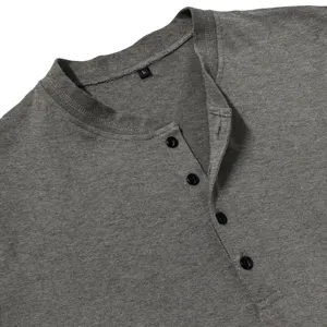 Graues Herren Langarm Henley Shirt Detail, Baumwolle Freizeitoberteil mit Knopfleiste.