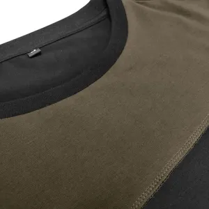 Primo piano dettagliato del colletto e del tessuto del t-shirt colorblock da uomo.