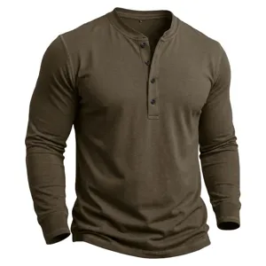 Herren Langarm Henley Shirt Detailansicht mit Knopfleiste und weichen gerippten Bündchen.