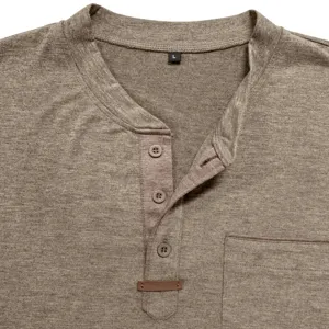 Détail du col d'un t-shirt henley pour homme avec trois boutons et poche de poitrine.