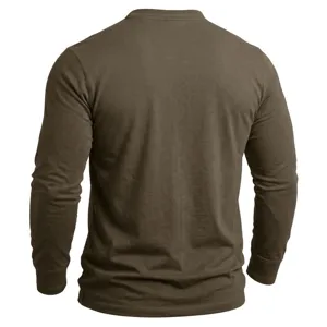 Detailansicht der dunkelolivgrünen Herren Langarm-Baumwoll-Henleyshirt Rückseite mit Stoff.