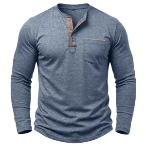 Vue detaillee chemise henley homme manches longues avec patte de boutons poche.