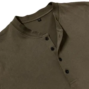 Nahaufnahme Detailansicht von Herren olivgrünen Baumwoll Langarm Henley Shirt Kragen Knöpfe.