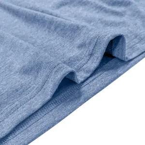 Nahaufnahme des blauen Melange-Strickstoffs und präzise Nähte an diesem Herren Langarmshirt.