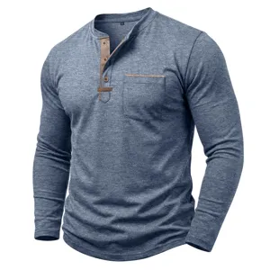 Gros plan des détails du t-shirt Henley à manches longues pour homme avec col et poche.