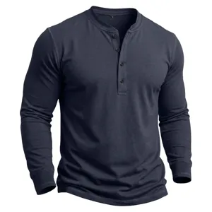 Detailansicht des lässigen langärmeligen marineblauen Baumwoll-Henley-Shirts für Herren mit Knöpfen.