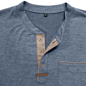 Vue de détail du col et de la patte de boutonnage du t-shirt henley à manches longues