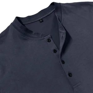 Detailansicht eines langärmligen Herren Henley Shirts aus Baumwolle mit klassischer Knopfleiste.