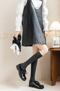 Dunkelgraue gerippte Kniestruempfe fuer Damen, JK Stil lange Socken mit Schuhen.