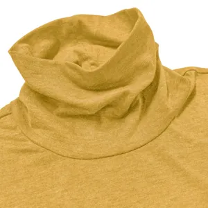 Detailansicht des gelben Herren Rollkragen Langarm T-Shirts, weiche Stoffstruktur.