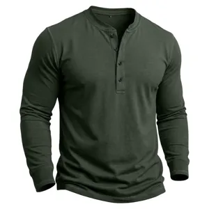 Nahaufnahme des dunkelgrünen Langarm-Henleyshirts mit Knopfleiste und gerippten Bündchen.