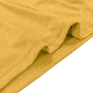 Gelbes Herren Oberteil Stoff Detail, weiche Strick Textur, feine Nähte, bequeme Kleidung.